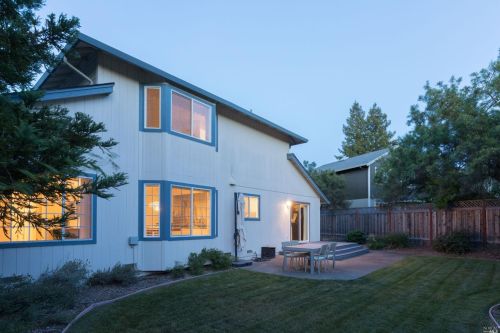 1195 Exeter Dr, Santa Rosa CA  95401-8823 exterior