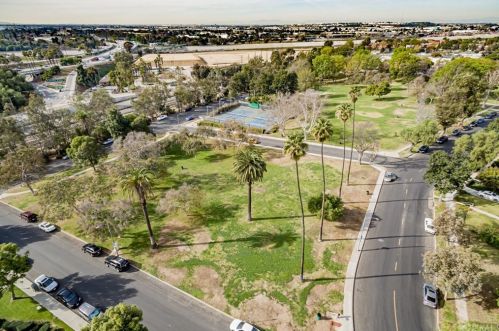 3721 Country Club Dr, Long Beach CA  90807-3162 exterior