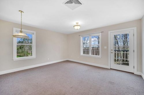 606 Congdon St, Middletown, CT 06457-7954