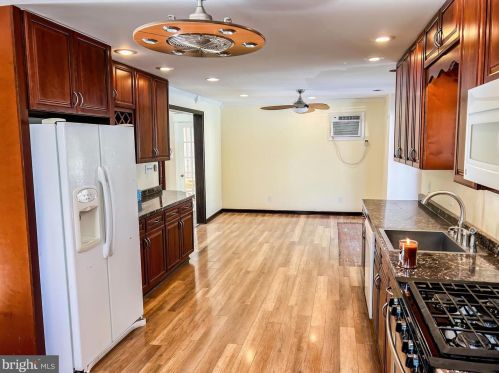 33 Church St, Beverly NJ  08010-3526 exterior