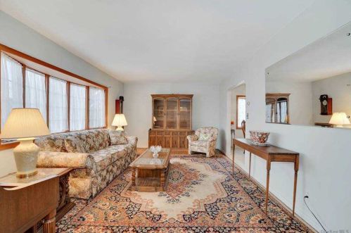 42 Celler Ave, New Hyde Park, NY 11040-2015