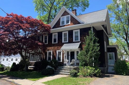 170 Unquowa Hill St, Bridgeport, CT 06604-2119