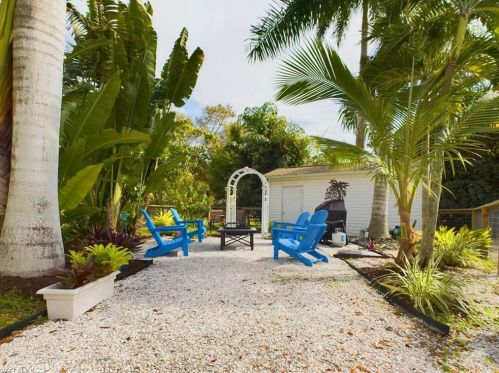 2400 Sunset Ave, Naples, FL 34112-6427
