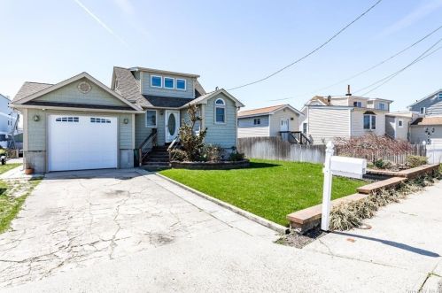 821 Ocean St, North Lindenhurst, NY 11757-6227