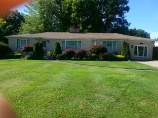 1725 Memorial Dr, Hermitage, PA 16121-1541