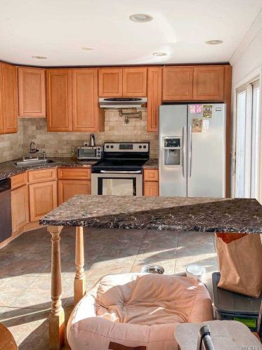753 Walnut St, North Lindenhurst, NY 11757-5636