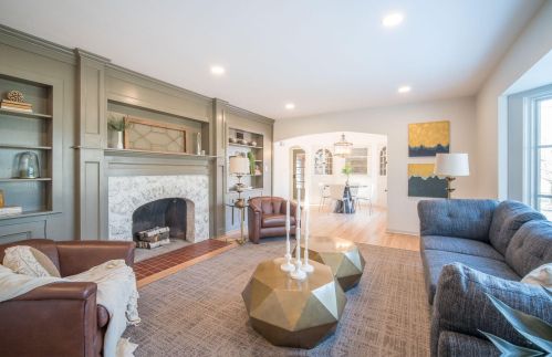 10007 Donges Bay Rd, Thiensville, WI 53097-3433