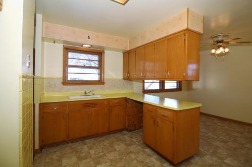 7200 Lakefield Dr, Milwaukee WI  53219-4050 exterior