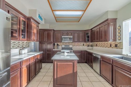 42701 Minstrel Dr, Lancaster, CA 93536-4416