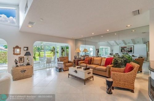 28 Glens Dr, Boynton Beach FL  33436-6207 exterior