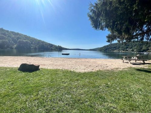 1 Bch Dr, Danbury CT  06812-3425 exterior