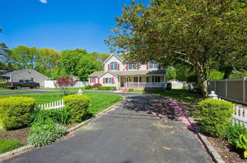 147 Washington Ave, Holtsville NY  11742-1051 exterior