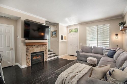 25540 Schubert Cir, Santa Clarita, CA 91381-2380