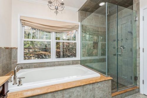 215 Locust Rd, Pleasantville NY  10570-3723 exterior