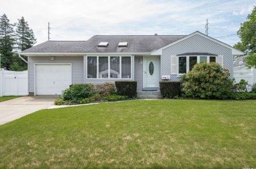 9 Storz Pl, North Lindenhurst, NY 11757-4326