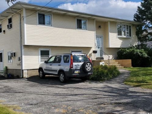 224 Verona Pkwy, North Lindenhurst, NY 11757-6123