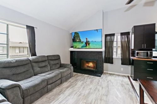 6826 California Ave, Bell, CA 90201-3308