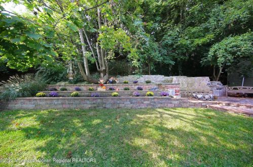 39 Shore Dr, Monmouth Hills NJ  07732-1027 exterior