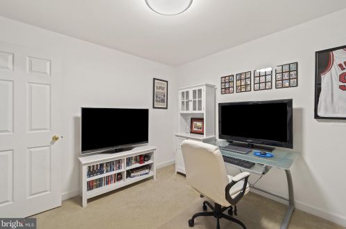 8168 Gilroy Dr, Lorton VA 22079-2936 exterior