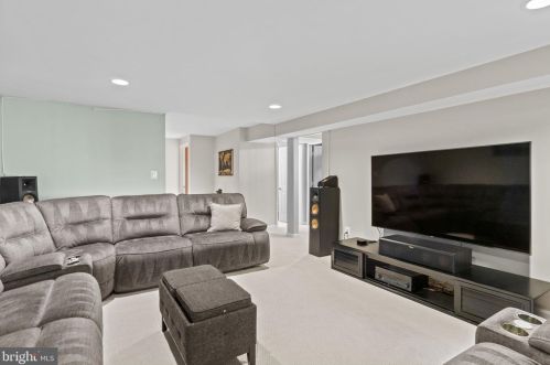 11410 Hollow Timber Ct, Herndon VA  20194-1980 exterior