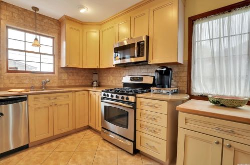 19 Riverdale Ave, Oakdale NY  11769-1544 exterior