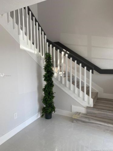 8325 186th St, Hialeah, FL 33015-2657