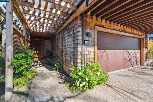 160 Ravenhill Rd, Orinda, CA 94563-2702