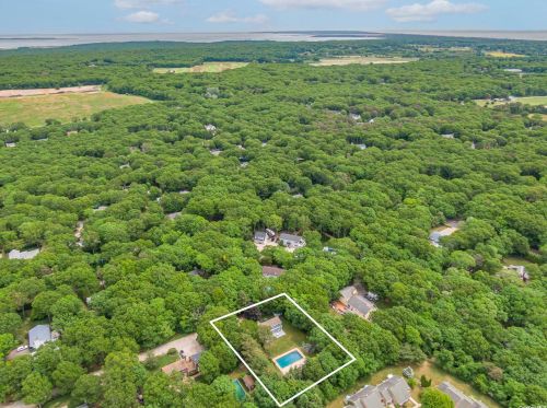 9 Cedar Dr, East Hampton NY  11937-1477 exterior