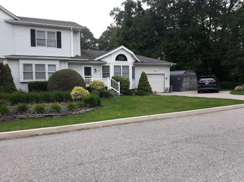 34 Jackson Ave, Scotts Beach, NY 11789-2624