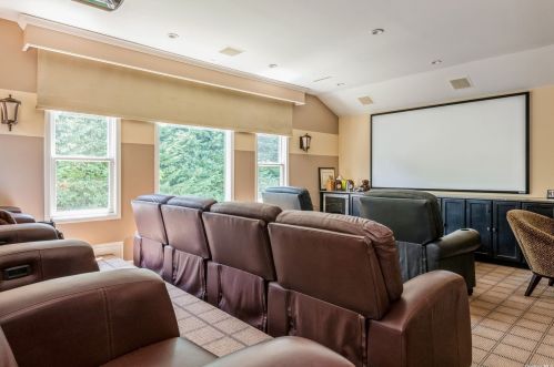 1045 Channel Dr, Hewlett NY  11557-2616 exterior