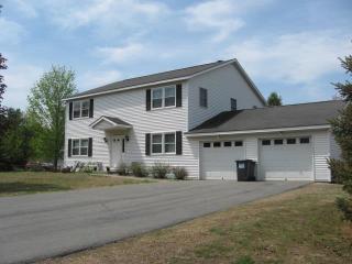 8 Woodridge Cir, Clifton Park Center, NY 12065-5648