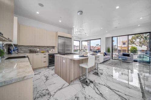 242 Broadway, Redondo Beach CA  90277-3332 exterior