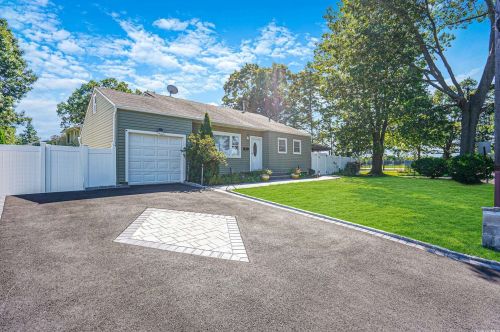 2 Foxwood Dr, Huntington Station, NY 11746-2116