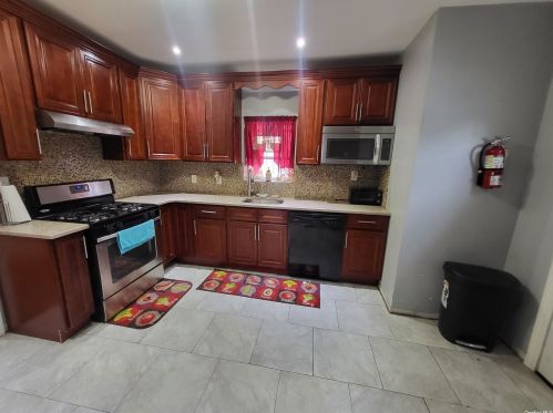 11416 148th St, Jamaica, NY 11436-1117