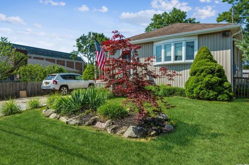 237 Smith St, North Lindenhurst, NY 11757-5022