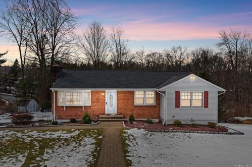 3 Longview Dr, Mahopac, NY 10541-4854