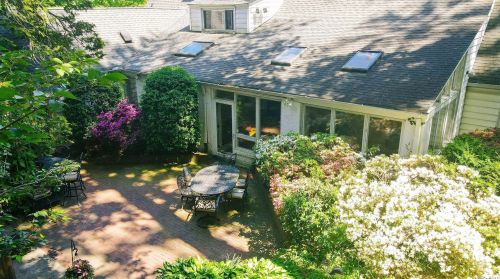 85 Nassau Dr, Great Neck, NY 11021-1611
