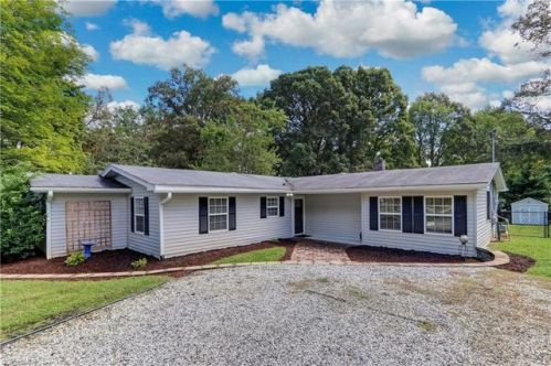 3023 Sourwood Rd, Greensboro, NC 27408-2622