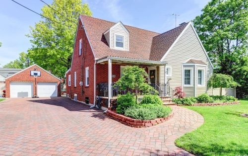 1639 Jasmine Ave, New Hyde Park, NY 11040-4338
