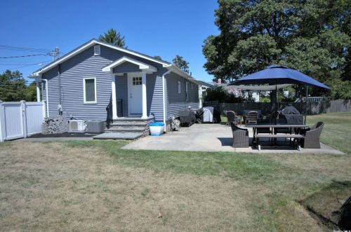 685 Waverly Ave, Holtsville NY  11742-1122 exterior