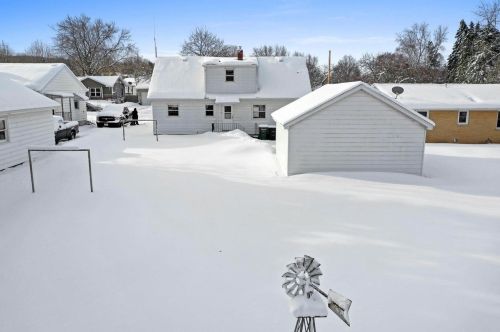 2039 Hillview Dr, Green Bay, WI 54302-3327