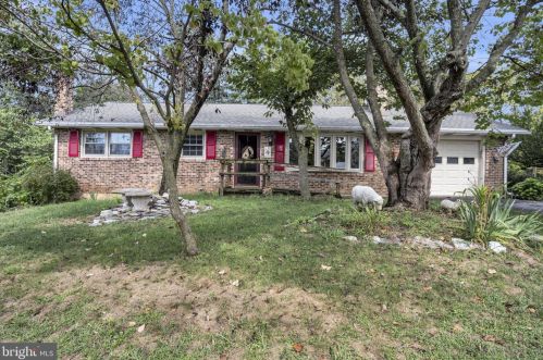 32 Riverview Dr, West Enola, PA 17025-2645