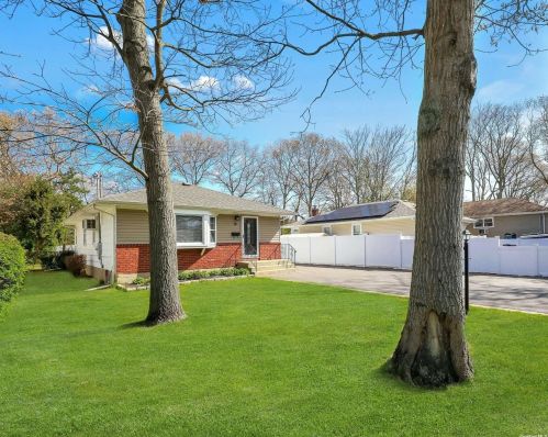 19 Bay Shore Rd, Bayshore, NY 11706-3602