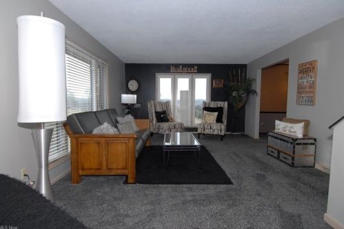 250 Hillview Dr, Zanesville, OH 43701-9296