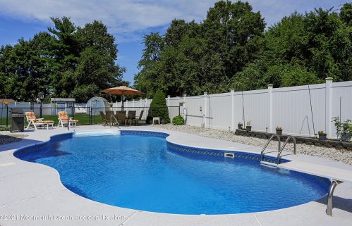 37 Bayberry Ct, Tinton Falls, NJ 07724-1704