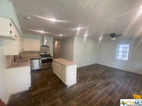 809 3rd St, Edna, TX 77957-2959
