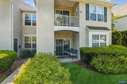 414 Cambridge Dr, Kinnelon, NJ 07405-3241
