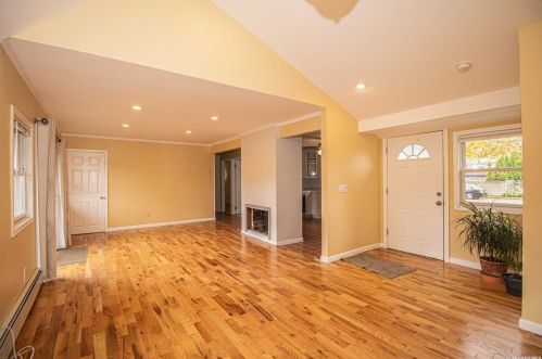 37 Winter Ln, Hicksville NY  11801-6219 exterior