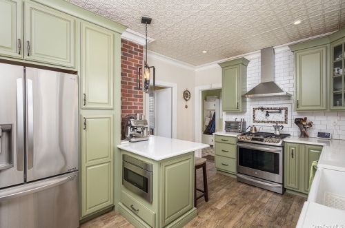 221 Linden Ave, Westbury, NY 11590-3210