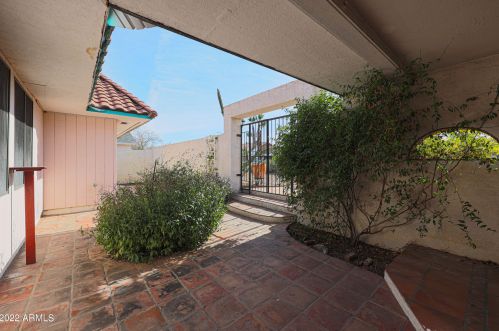 5632 Frier Dr, Glendale, AZ 85301-1316